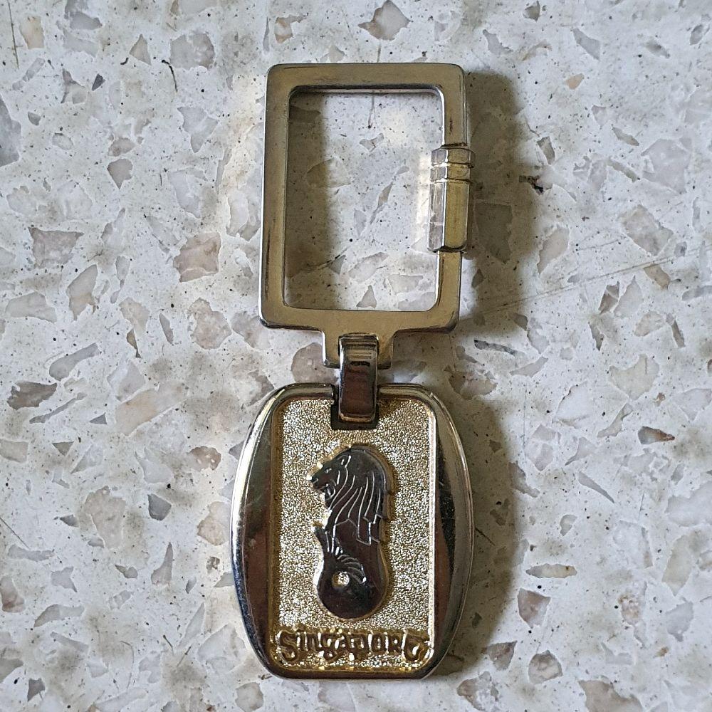 gantungan kunci besi logam suvenir singapore merlion bekas second preloved keyring keychain aksesori