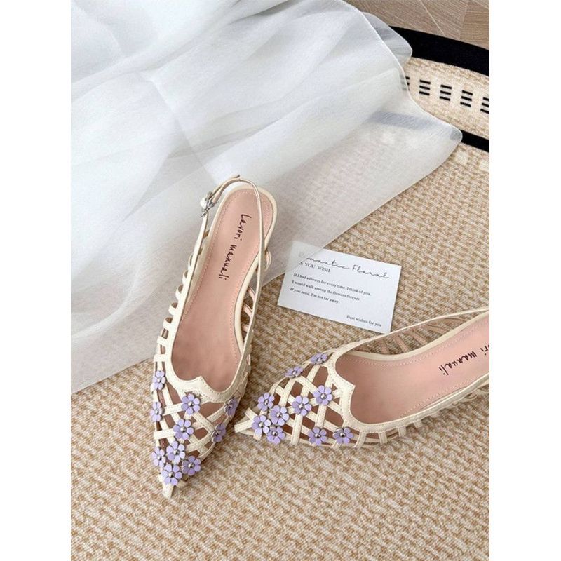 Sepatu hak tinggi stiletto wanita, sandal ujung runcing berlubang motif bunga ungu.