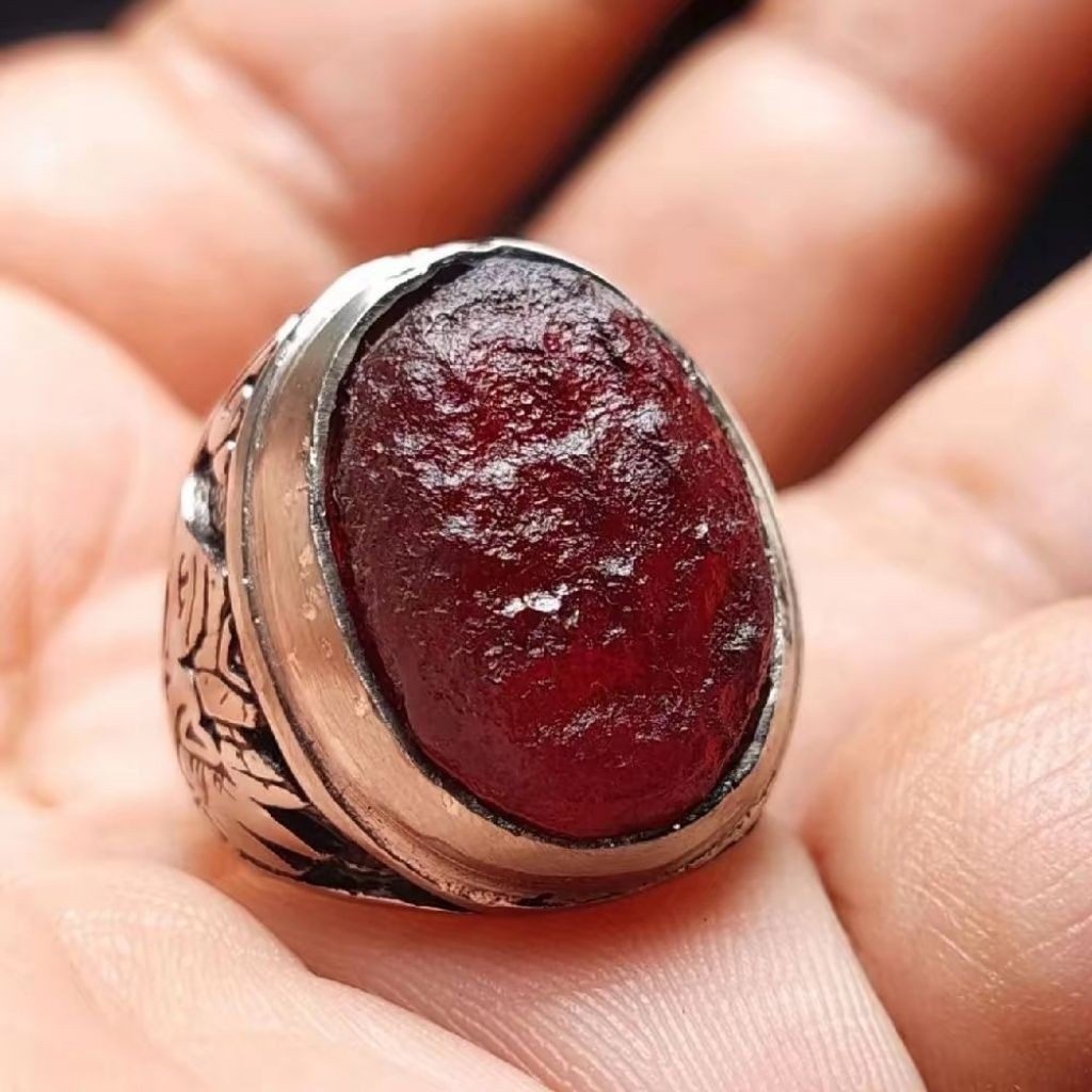 Cincin batu meteor merah / meteorit merah delima siam #Batuakik Akik dan permata