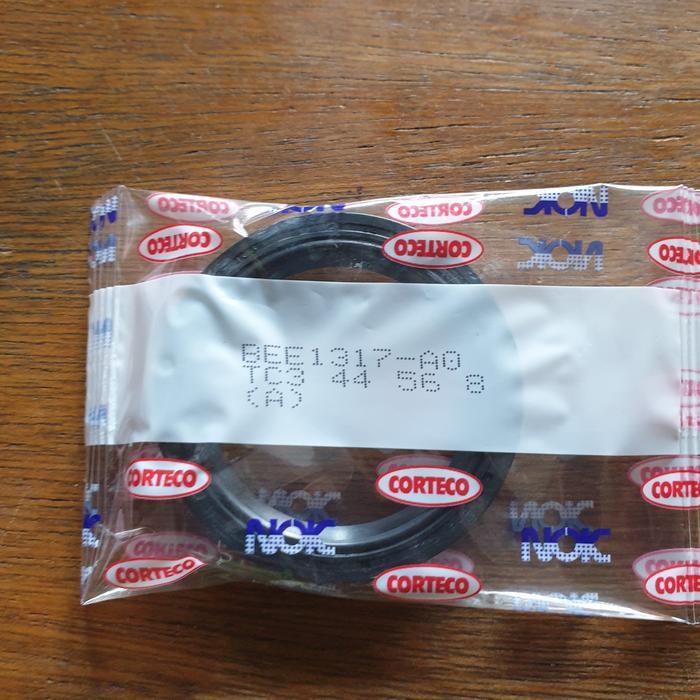 Oil seal roda belakang avanza 9004A-31018 BEE-1317-A0 TC3 44x56x8 nok berkualitas