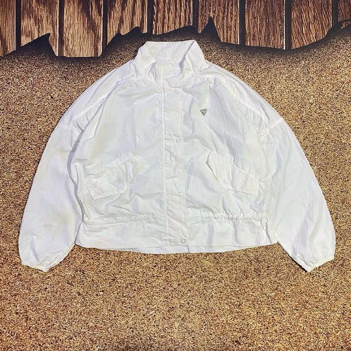 jaket windbreaker wanita GUESS outer crop top wanita putih bahan parasut tipis casual murah bagus si