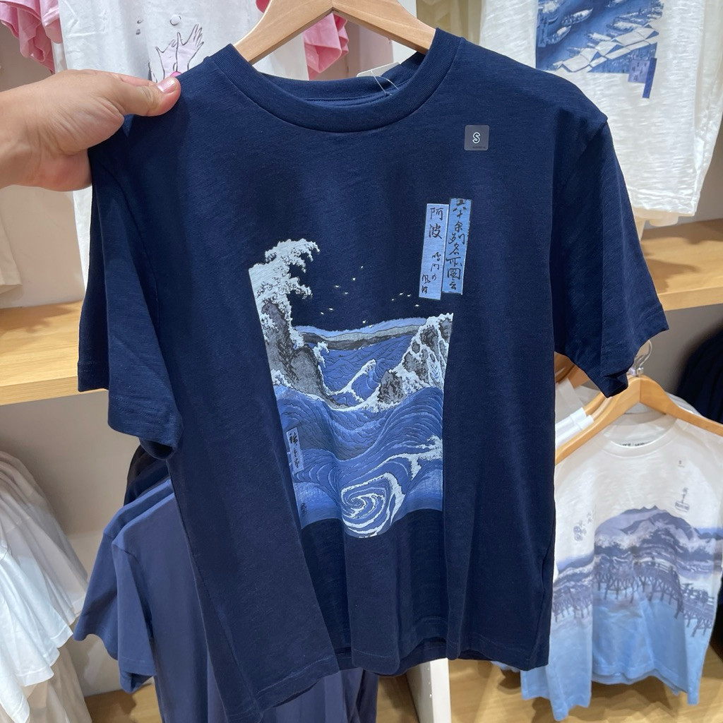 Tshirt Uniqlo Man UKIYO E navy T-Shirt Pria Wanita