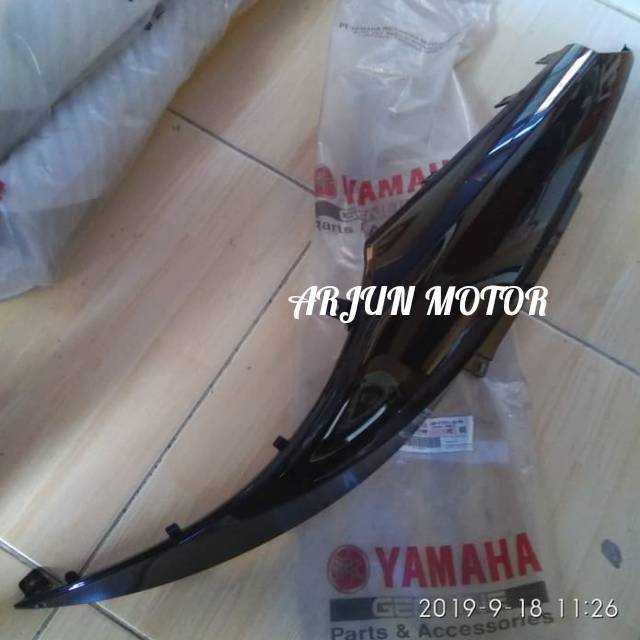 COVER BODY KANAN MIO J HITAM ORI YGP