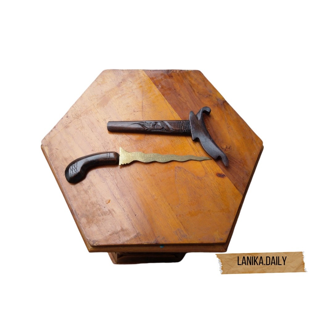 ZPS00064 KERIS KUNINGAN UKURAN MINI UKIR LAFADZ KAYU RASAMALA