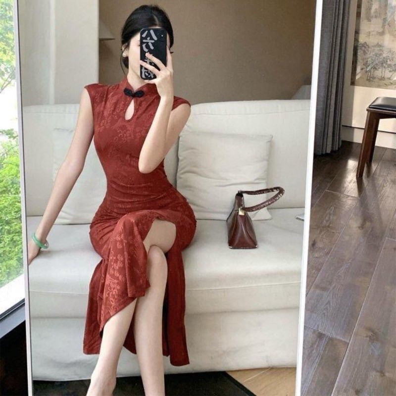 Gaun Cheongsam Wanita Merah Bata Slim Fit Midi Gaya Cina Baru Qipao Tanpa Lengan Belahan Tinggi Gaun