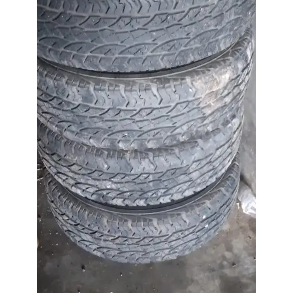 ban mobil ukuran 265/70 R 17 kondisi barang second 75 persen
