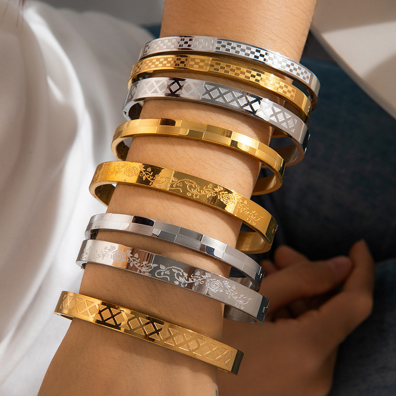 Gelang desain niche berlapis emas, tren fashion tidak pudar, gelang industri berat wanita
