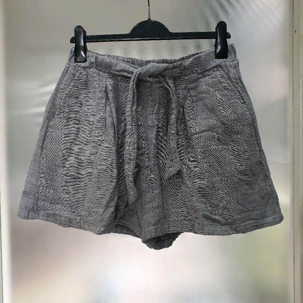 O celana pendek wanita giordano khakis abu abu preloved second bawahan cewek  Shorts Santai Katun Ka
