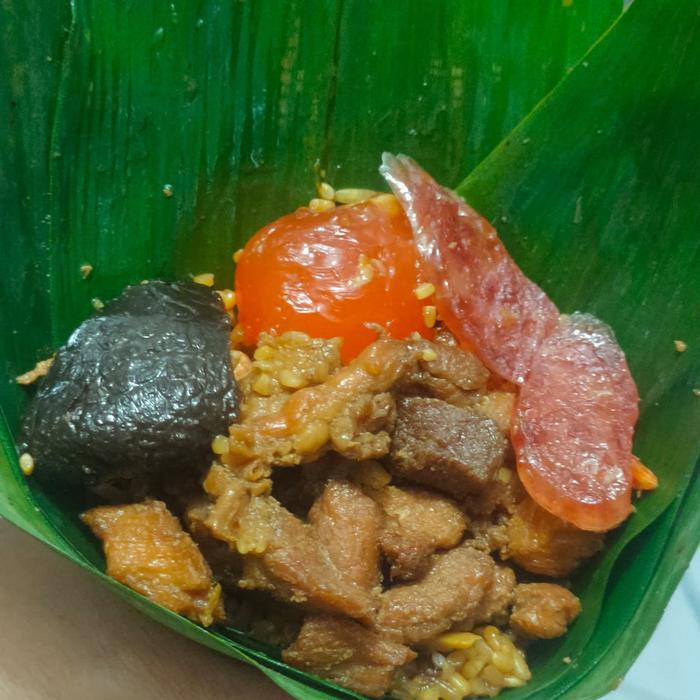 bacang/ bakcang ,nasi/ketan isi daging dan telur asin - Ketan
