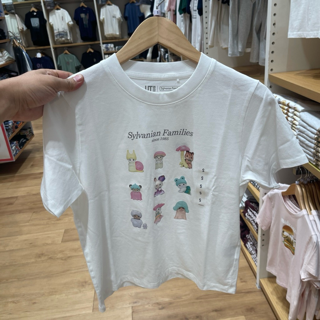 HOT Tshirt Uniqlo Woman SYLVANIAN FAMILIES white T-Shirt Pria Wanita