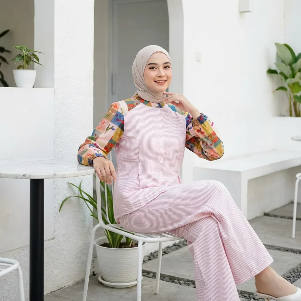 Kemeja wanita bergaya elegan dengan cetakan warna-warni yang dipadukan dengan garis-garis warna mera
