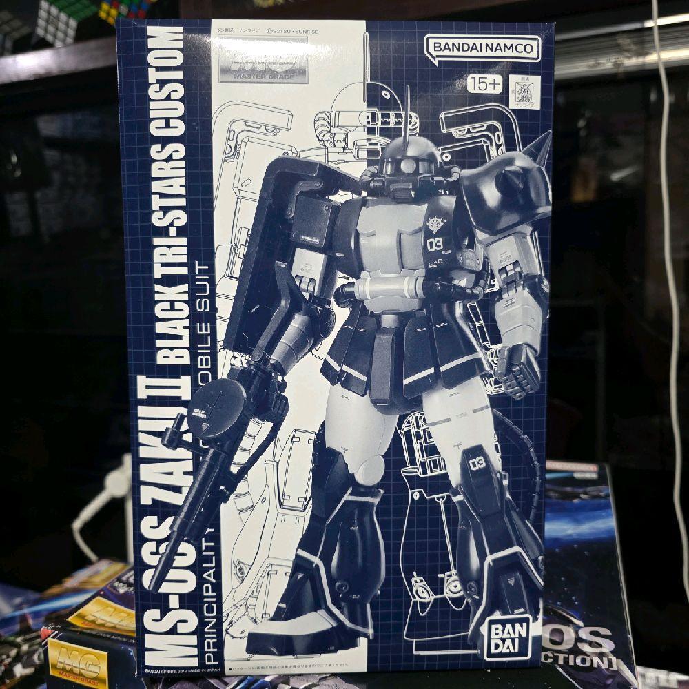 MG ZAKU II 2.0 BLACK TRI STARS CUSTOM PREMIUM BANDAI