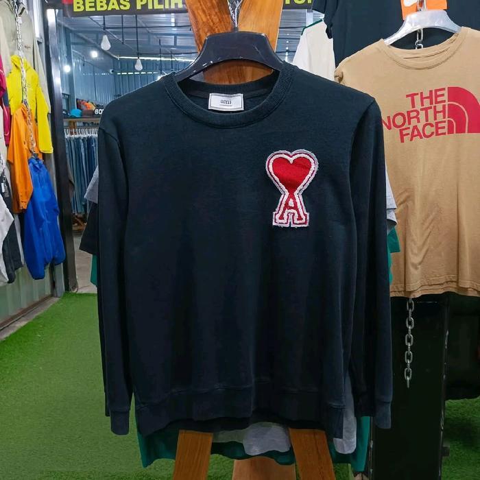 AMI Sweater Crewneck Ukuran M dengan Desain Hati Merah dan Huruf A
