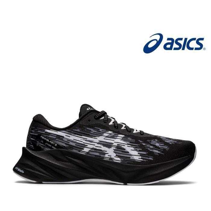 Sepatu Lari  Novablast 3 Black White