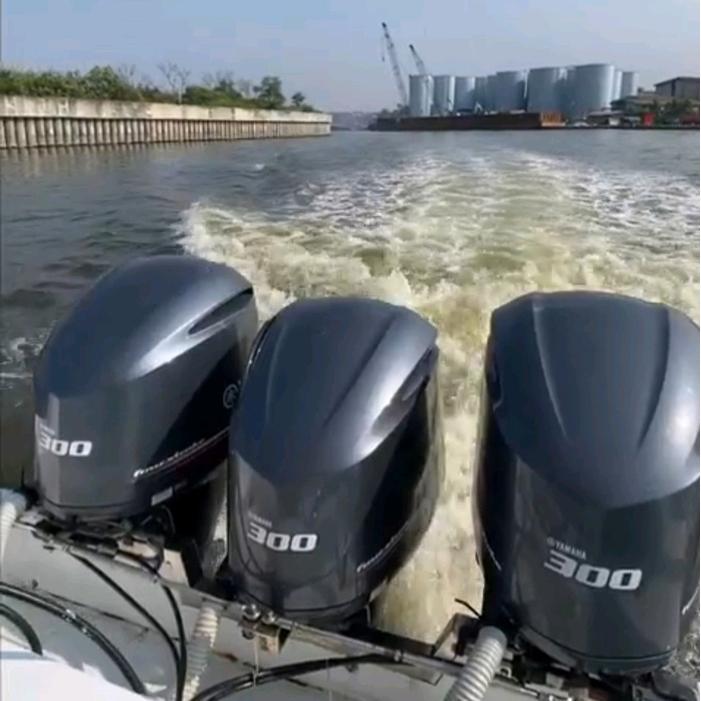 mesin kapal laut. outboard engine