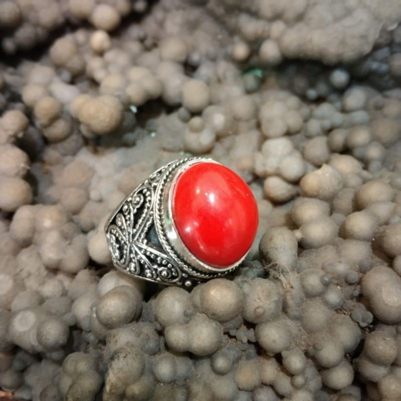 Cincin batu pria merah nyala di dalam air akik