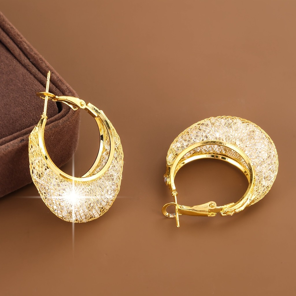 Anting-anting dengan jaring emas, mewah, indah dan elegan, anting lingkaran besar.