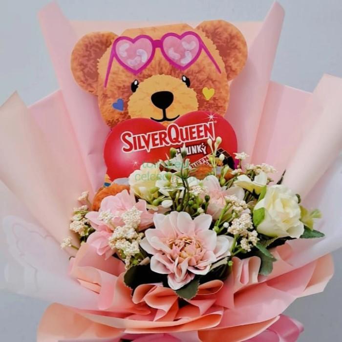 Kado Valentine Buket Bunga Coklat SilverQueen Beruang Hampers Gift