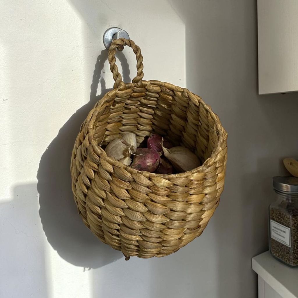 Tempat Bawang Keranjang Bulat Gantung Serbaguna / Tempat Bumbu Enceng Gondok / Tempat Pernak Pernik