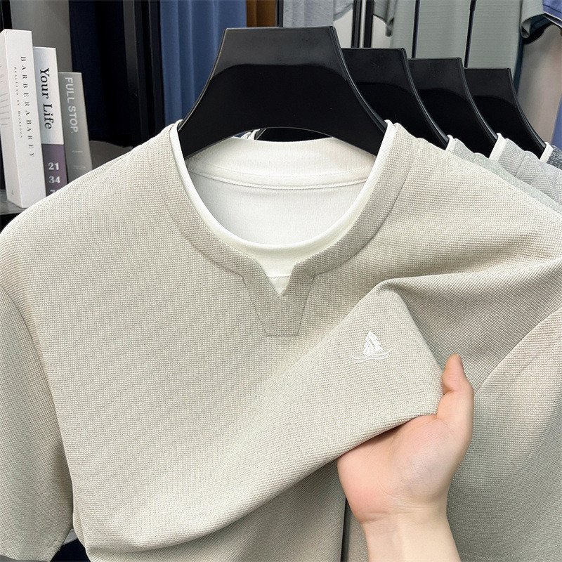 Kemeja lengan pendek pria dengan motif cetak dua potong palsu t Kaos kasual berkerah bulat, nyaman. 
