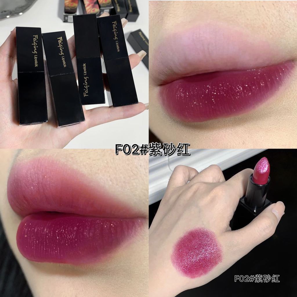 Lipstik serbaguna berwarna ungu-emas dengan hiasan foil emas.