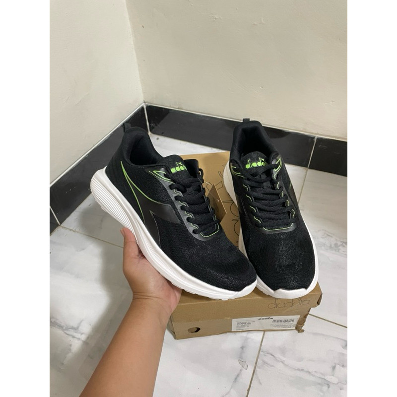 Sepatu Diadora Men hitam list hijau sale 70% ukuran 39-44 (MANVA)