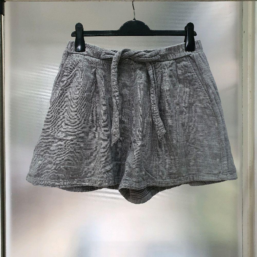 O celana pendek wanita giordano khakis abu polkadot preloved second Shorts Cewek Santai Casual Katun
