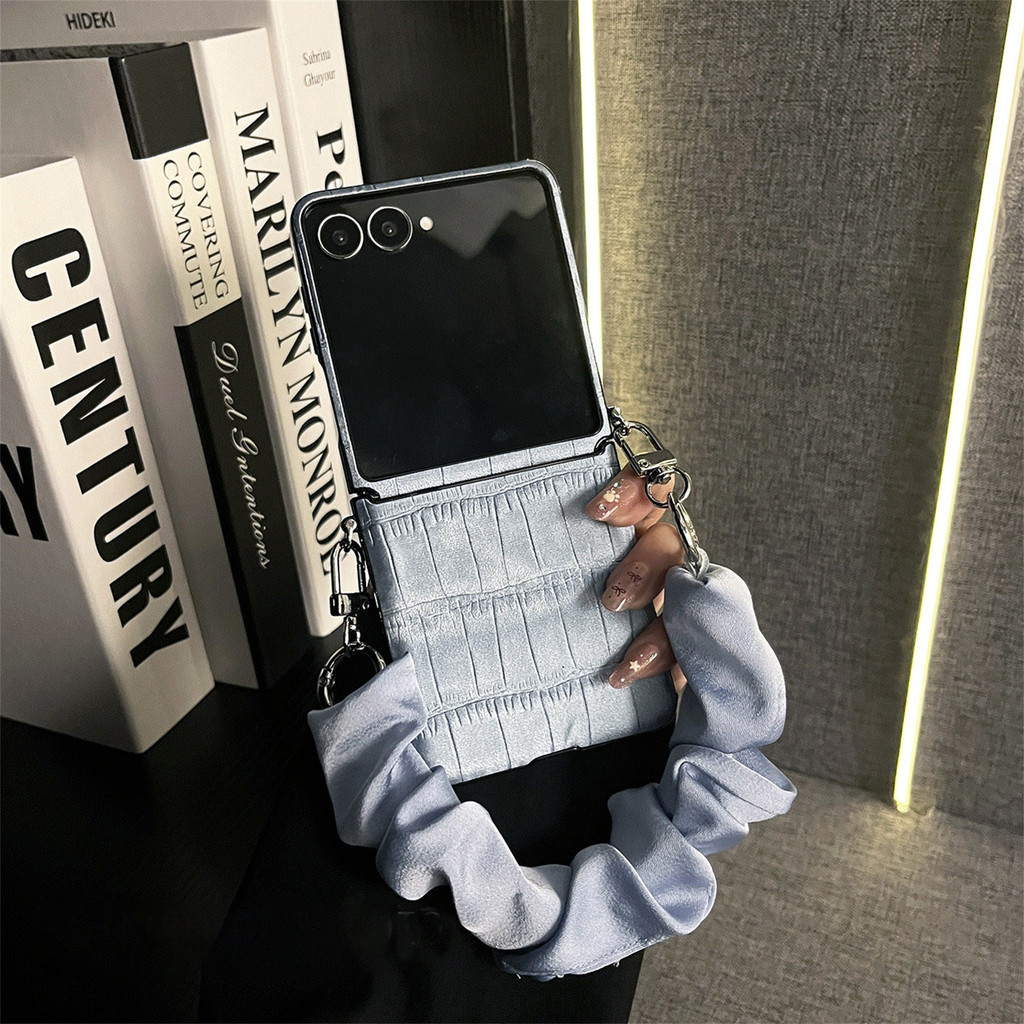Casing Ponsel Biru Tekstur Retak Korea dengan Syal Sutra Elastis Genggam untuk Samsung Galaxy Z Flip