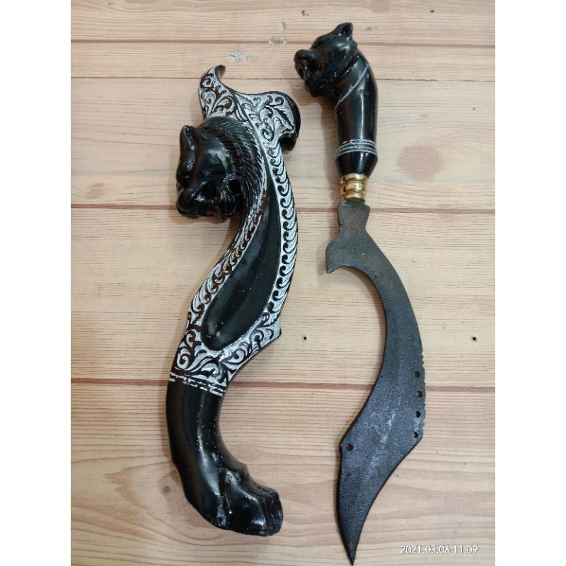 ZPS00028 Kujang Resin Warna Hitam Glosy Plat Putih Motif Ukir Macan