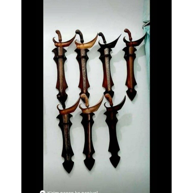 Blawong Gantungan Keris dan Tombak Kayu Jati – Berkualitas, Terlaris, Harga Terjangkau