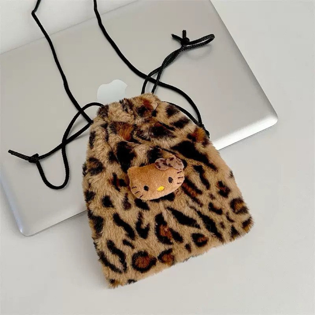 Leopard Hello Kitty Pouch Serut Bulu Makeup Skincare Kosmetik Tas Dompet Cewe Motif Macan Aesthetic 