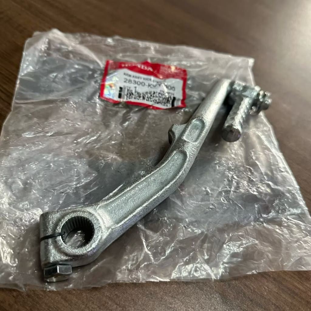 PEDAL ENGKOL ENGKOLAN SLAHAN MOTOR BEAT KARBU, SCOOPY KARBU, SPACY KARBU WARNA SILVER KODE KVY ORIGI