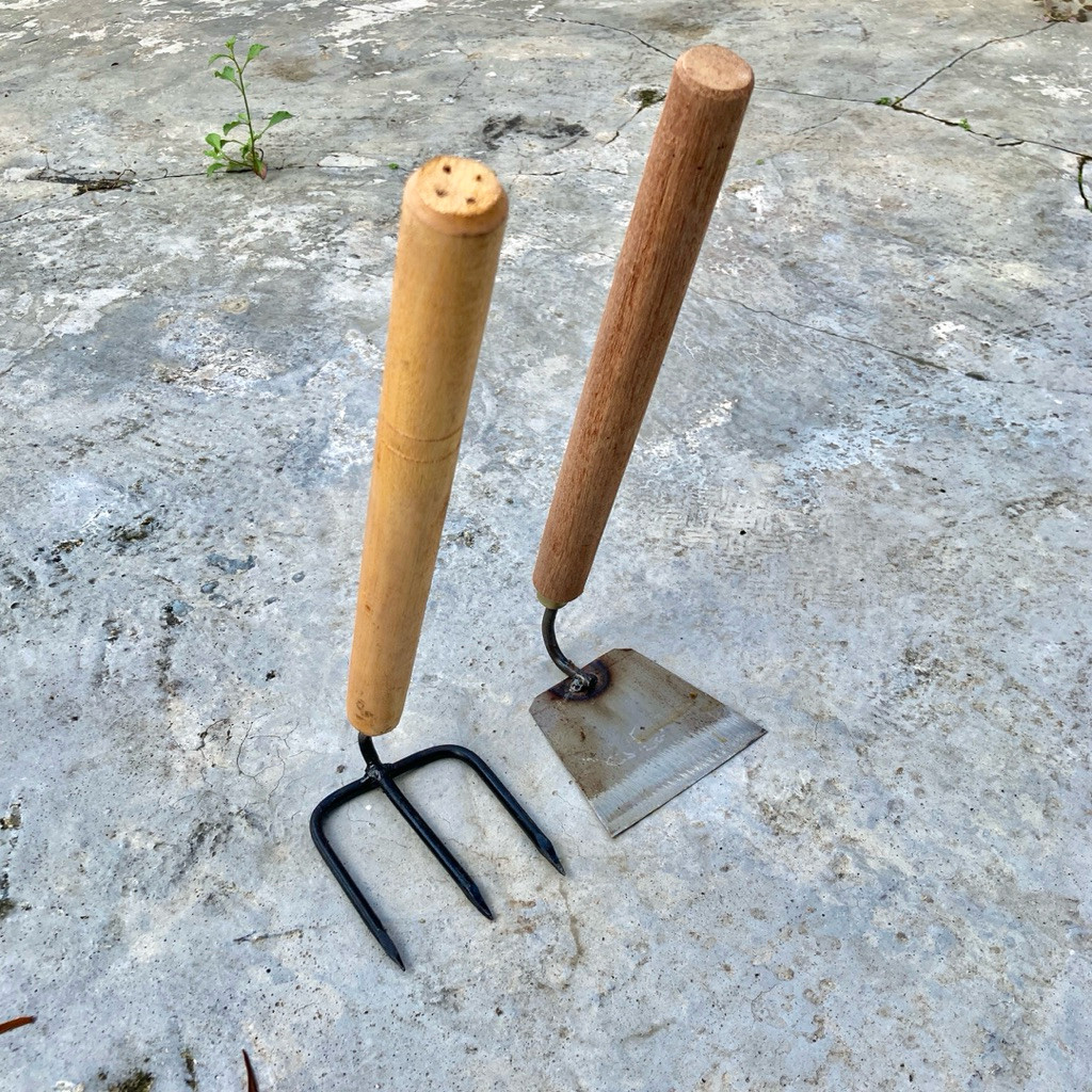 Paket Berkebun 2 Pcs (Garuk Mini Gagang Kayu Panjang + Cangkul Mini Gagang Kayu Panjang)