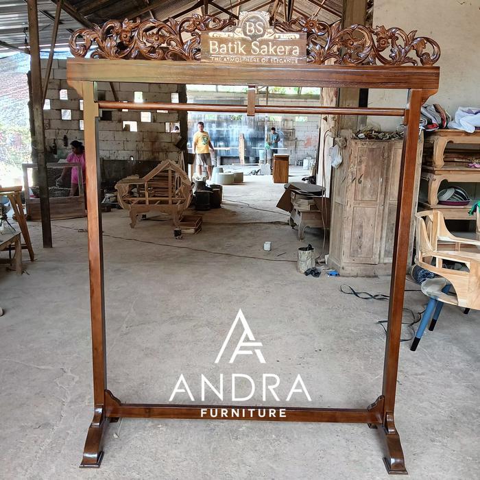 gawangan baju ukir kayu jati, gawangan baju plus design nama toko LP