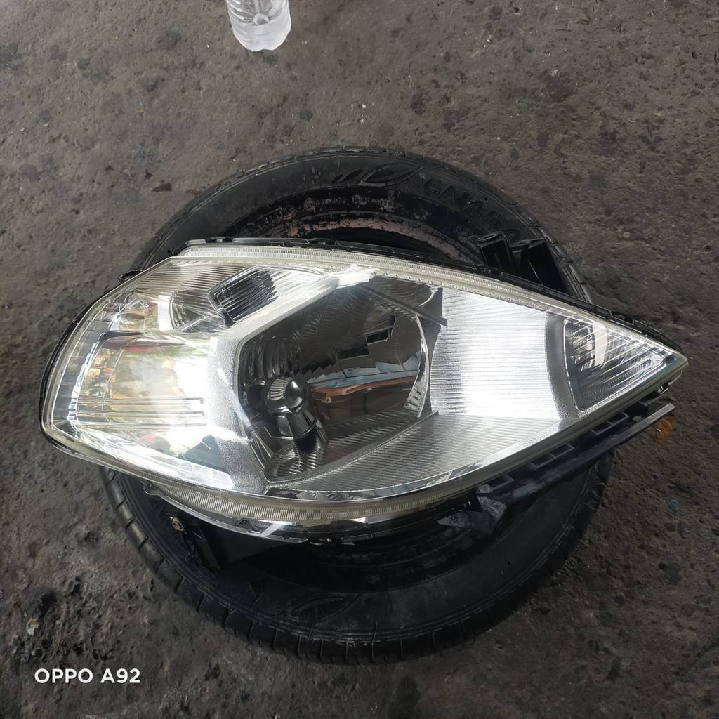 lampu depan lampu besar lampu utama headlamp nissan latio 2007