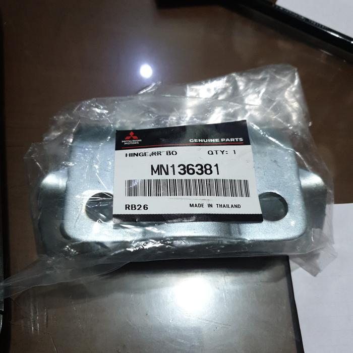 Engsel Pintu Bak Belakang Triton MN136381