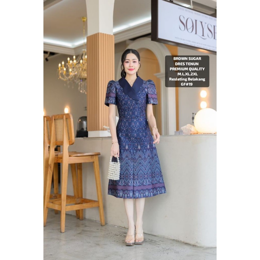 DRESS MAXI WANITA dari . Bahan silk premium style, tebal, adem, dan lembut. Desainresleting belakang