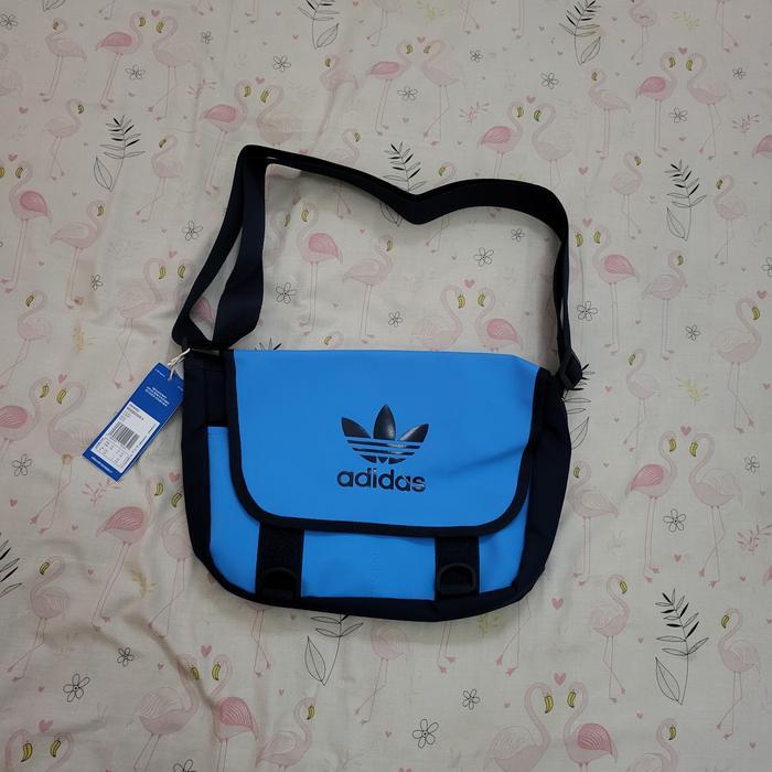 Adidas original archieve messenger bag small size bnwt