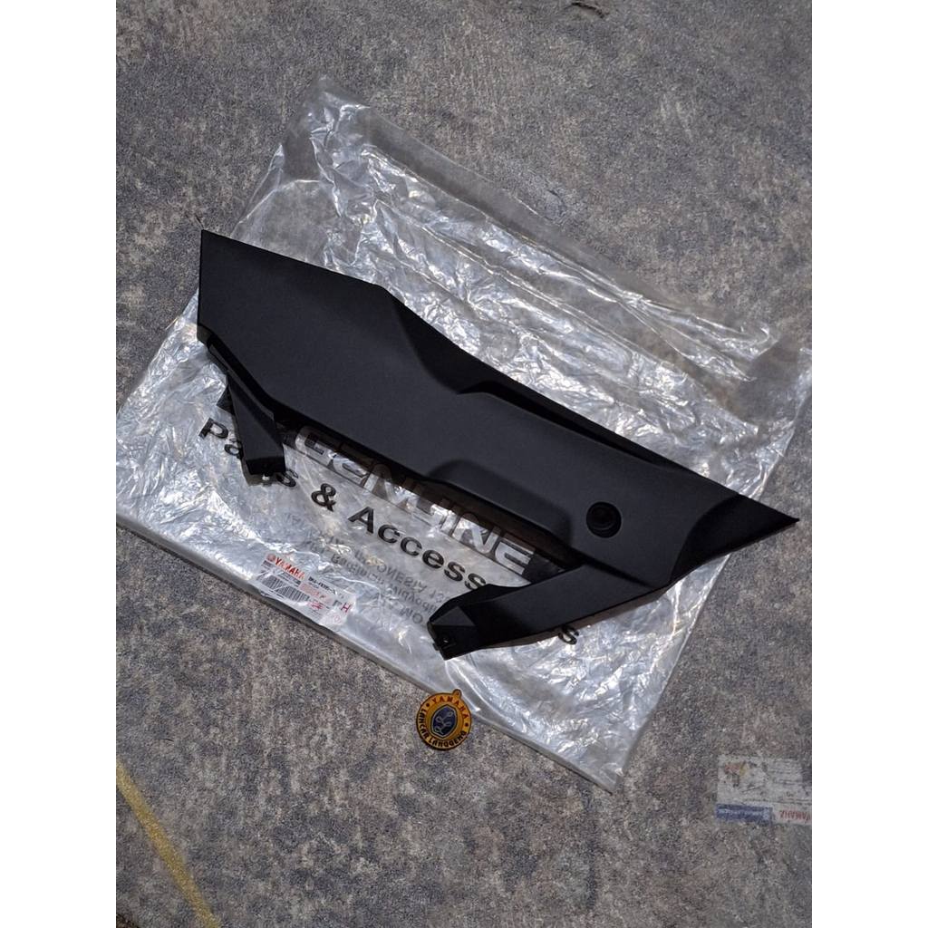 COVER UNDER / DEK BAWAH FAIRING SAMPING KANAN YAMAHA R15 V3 HITAM DOFF ORIGINAL YGP BK6-F8395-00-P5