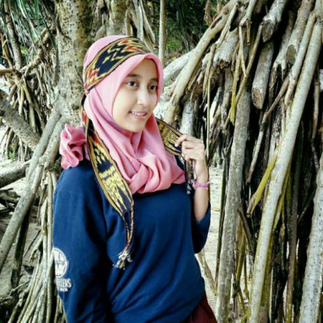 Syal Tenun Ikat Kepala Tenun Dayak