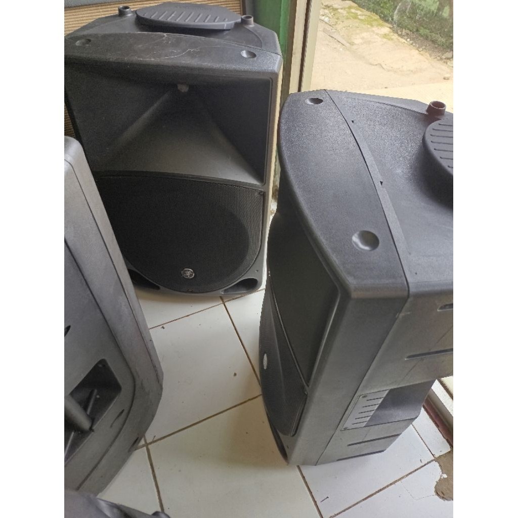 sepasang Mackie Thump 15