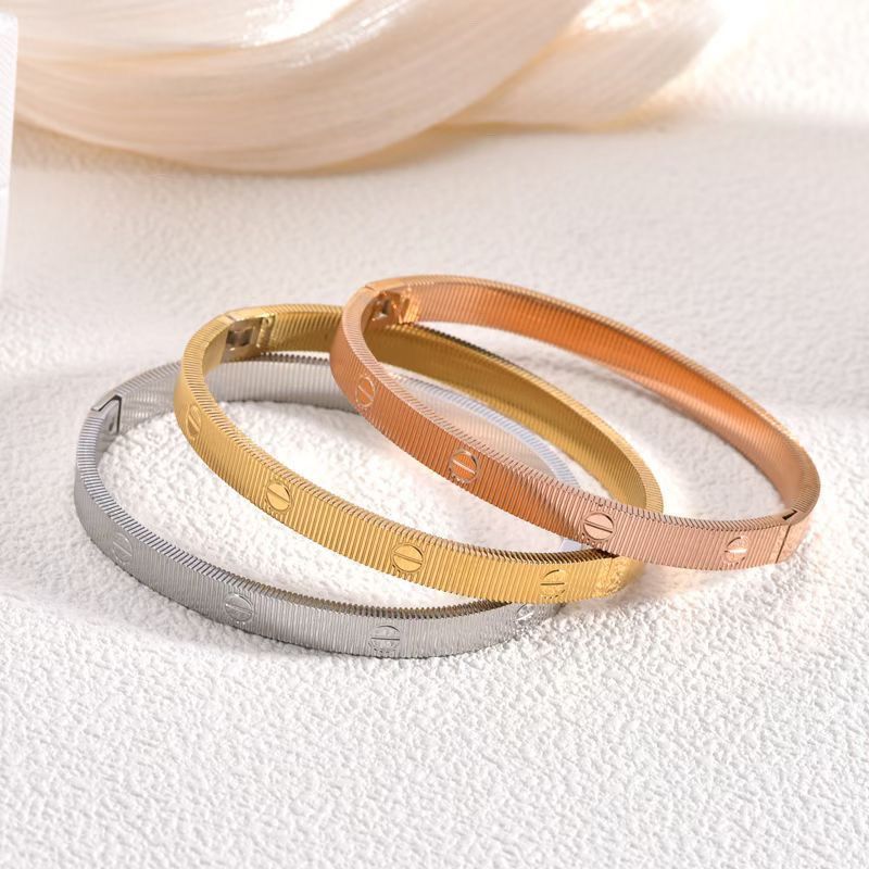 Gelang pasangan bergaris dengan pengait baja titanium