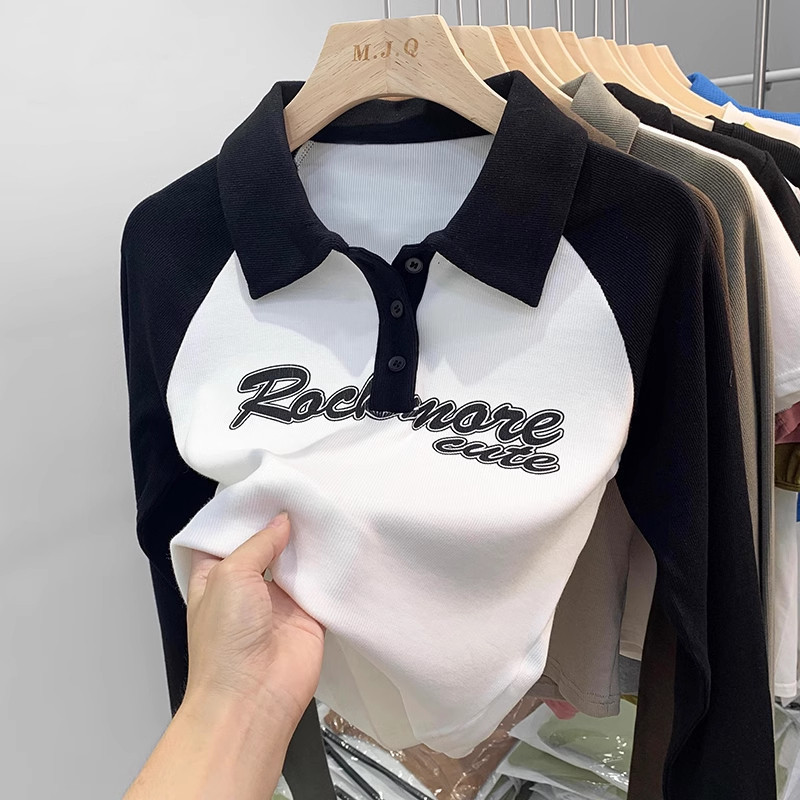 Kaos kerah polo lengan panjang berwarna coklat