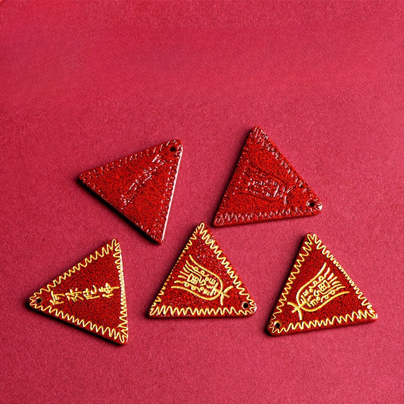 Liontin jimat pasir kristal mineral mentah alami, liontin jimat segitiga cinnabar kandungan tinggi