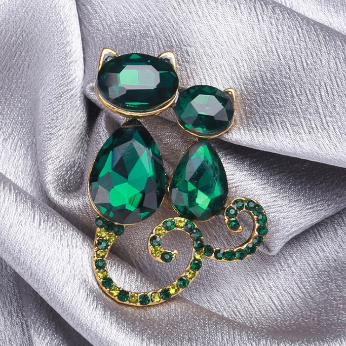 Bros Kucing Dua Emas Lapis Aksen Fashion Cantik dengan Zirconia Kubik Hijau Desain Kucing Ganda yang