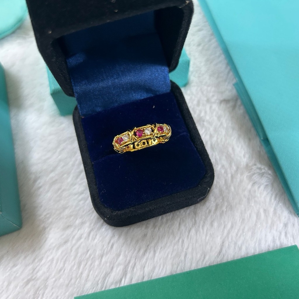 Enam belas cincin salib batu, berlian putih dan cincin berlian merah.