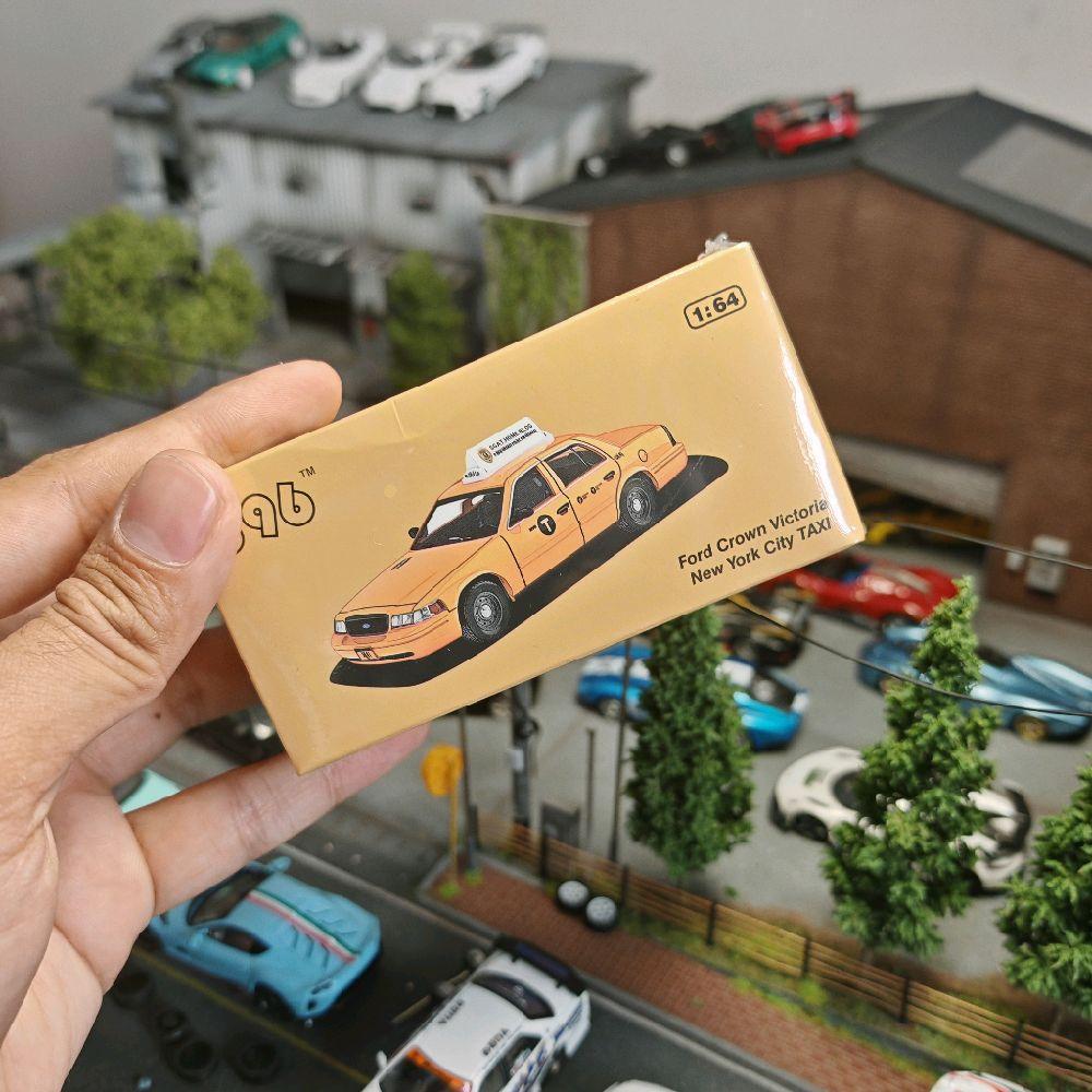 596 Models 1/64 Ford Crown Victoria New York Taxi