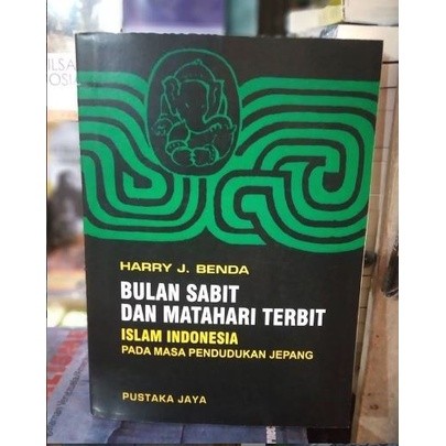 Buku BULAN SABIT DAN MATAHARI TERBIT Islam Indonesia Pada Masa Pendudukan Jepang - Harry J. Benda