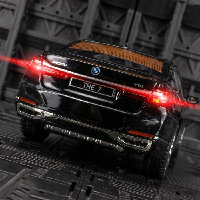 1:24 Diecast BMW 760 Li THE7 Koleksi Miniatur Pajangan Model Mobil Mewah Luxury Realistic Pullback C