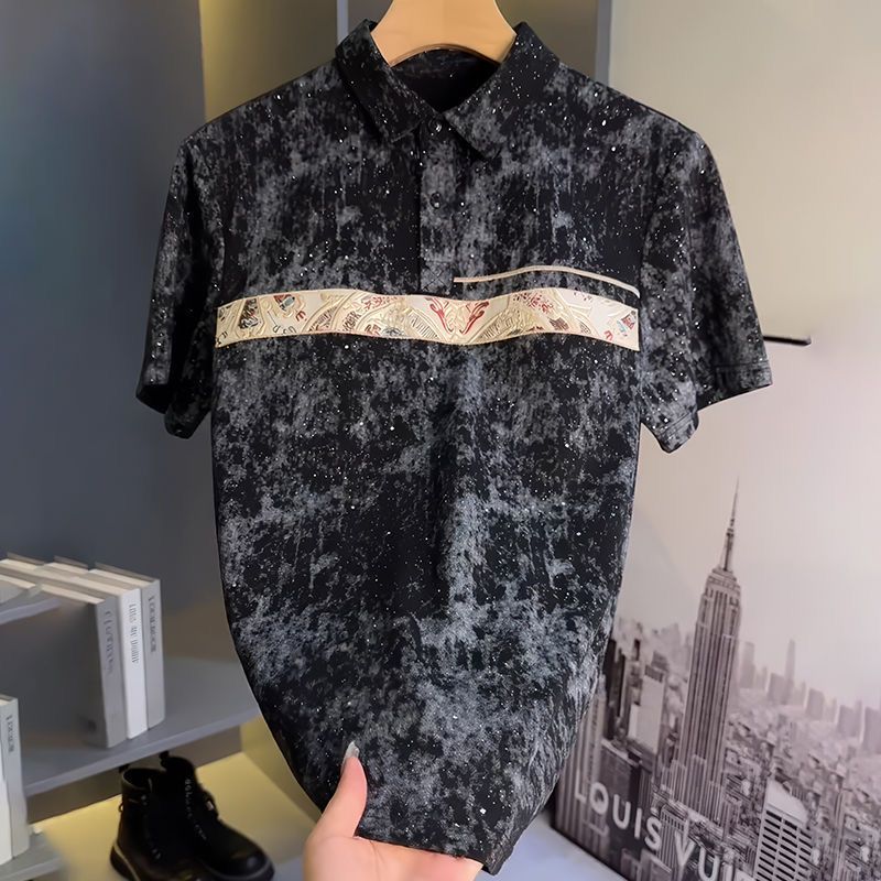 T-shirt polo pria dengan garis-garis horizontal berwarna-warni